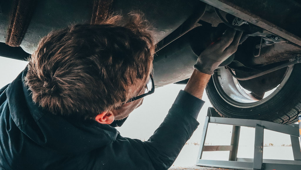 02 - man-fixing-vehicle-engine-2244746