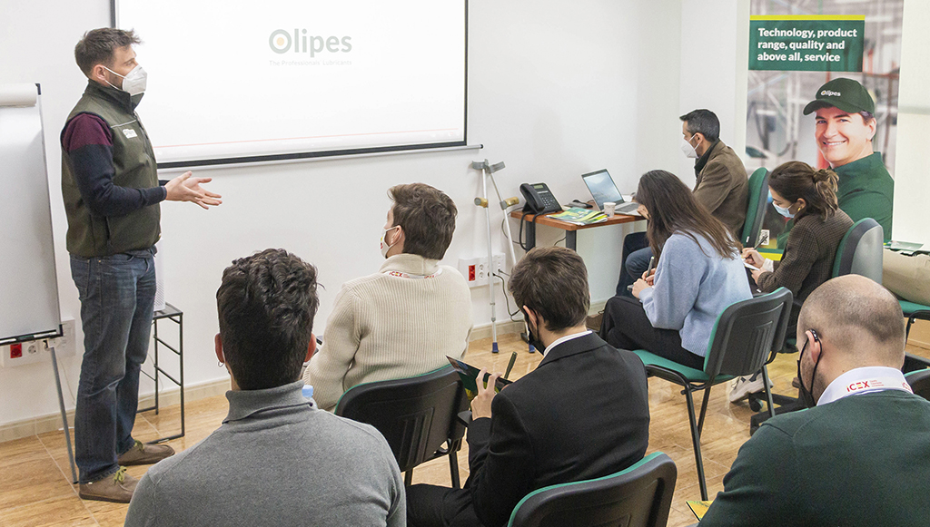 02 - Olipes recebe alunos