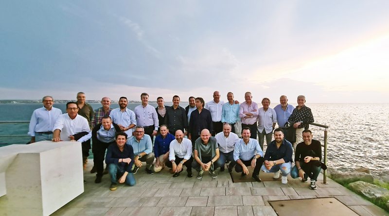 06 - Andel visita instalações da TAB Batteries na Eslovénia